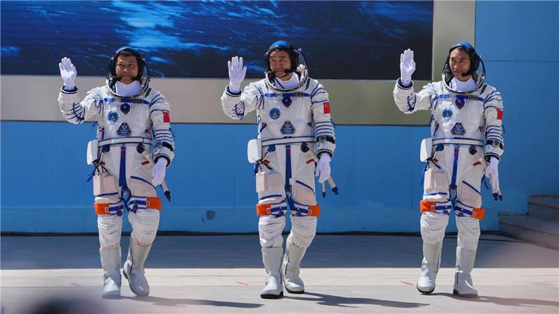 Drei chinesische Raumfahrer starten ins All Die chinesischen Astronauten der Mission „Shenzhou 20“ winken bei der Abschiedszeremonie vor dem Start. Sie sollen sechs Monaten auf Chinas Raumstation „Tiangong“ leben.
