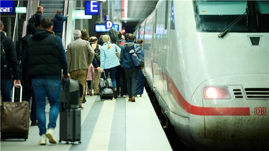Die chronischen Pannen bei der Bahn haben Auswirkungen: Laut einer Umfrage meiden viele Menschen die Züge. (Symbolbild)