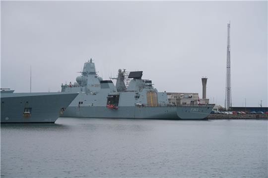Die dänische Fregatte «HDMS Niels Juel, Nummer F363»: Spezialisten sind auf dem Weg, das Problem zu lösen (Archivbild).