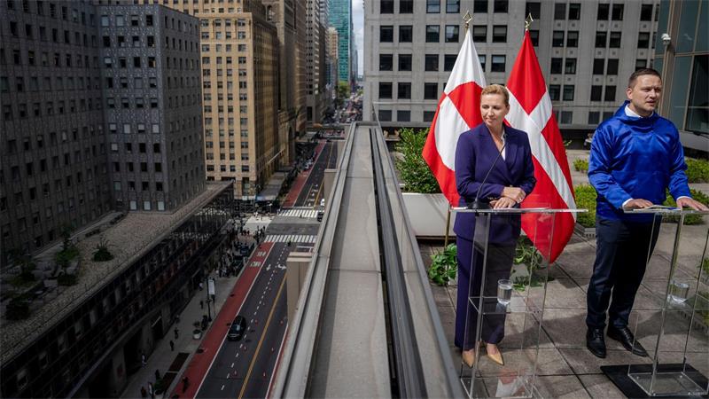 Die dänische Ministerpräsidentin Mette Frederiksen und der grönländische Regierungschef Jens-Frederik Nielsen halten auf dem Dach der dänischen UN-Vertretung in New York eine Pressekonferenz ab.