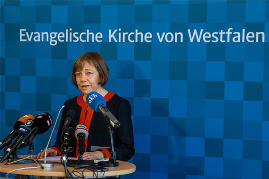 Frühere EKD-Chefin Annette Kurschus wird Pastorin in Bethel Die damalige EKD-Ratsvorsitzende Annette Kurschus spricht bei einer persönlichen Erklärung.