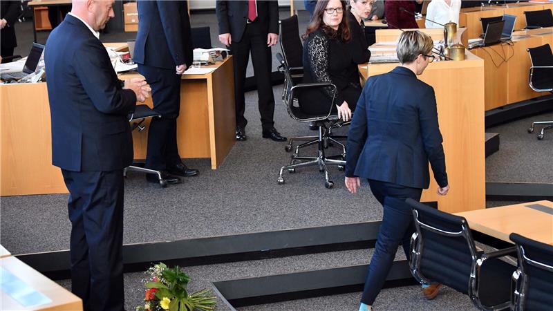 Die damalige Linke-Fraktionschefin Susanne Hennig-Wellsow warf Thomas Kemmerich (damals FDP) einen Blumenstrauß vor die Füße, nachdem er sich mit AfD-Stimmen zum Ministerpräsidenten hat wählen lassen. (Archivbild)