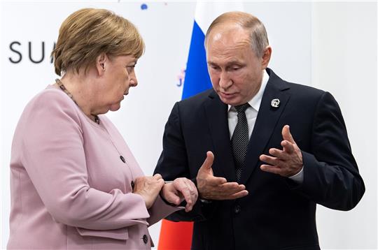 Die damalige Bundeskanzlerin Angela Merkel (CDU) spricht am Rande des G20-Gipfels 2019 in Osaka mit Kremlchef Wladimir Putin.