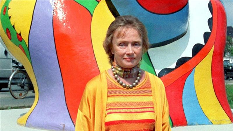 Nanas und Schießbilder – Hannover feiert „Niki“ Die damals 67 Jahre alte Künstlerin Niki de Saint Phalle steht in Hannover vor ihren als „Nanas“ geschaffenen Freiluftfiguren. (Foto vom 17.07.1998)