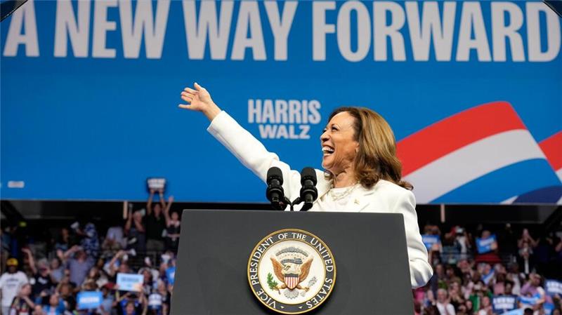 Die demokratische Präsidentschaftskandidatin und US-Vizepräsidentin Kamala Harris verspricht ihren Wählerinnen und Wählern einen neuen Weg in die Zukunft („A new way forward“). (Archivbild)