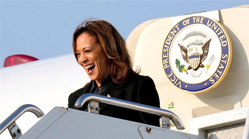 Die demokratische US-Präsidentschaftskandidatin Kamala Harris kann als amtierende Vizepräsidentin im Wahlkampf die Regierungsmaschine nutzen. (Archivbild)