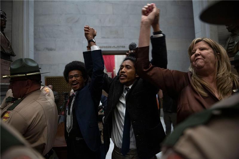 Republikaner schließen zwei Schwarze aus Parlament aus Die demokratischen Abgeordneten Justin Pearson (v.l.), Justin Jones und Gloria Johnson halten ihre Hände hoch, als sie durch die Türen des Repräsentantenhauses im Tennessee State Capitol gehen.