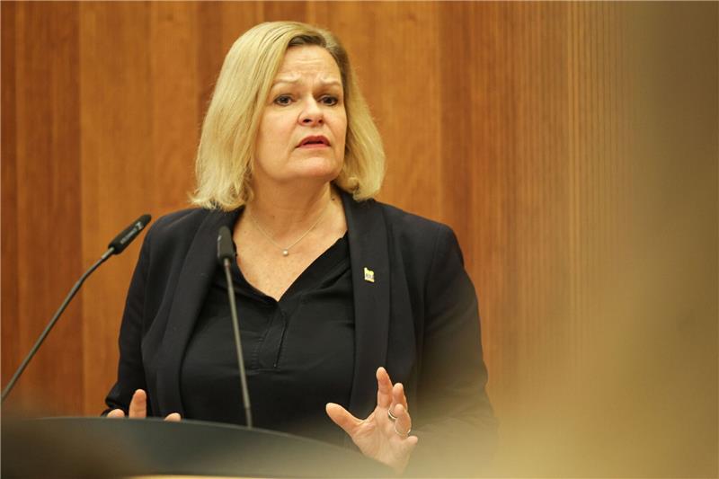 Die derzeitigen Aggressionen hätten mit scharf geführtem demokratischem Streit nichts mehr zu tun, so Bundesinnenministerin Nancy Faeser.