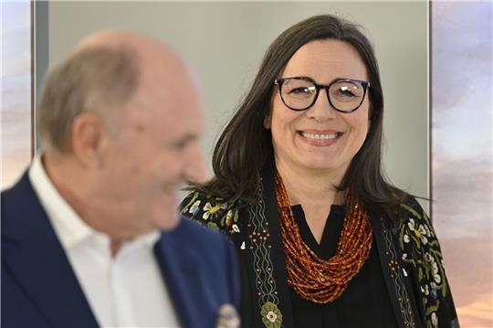 Die designierte finnische Intendantin Lilli Paasikivi (r.) und Hans-Peter Metzler, Festspielpräsident.