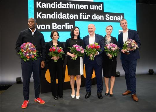 Die designierten Senatorinnen und Senatoren der CDU für Berlin: Joe Chialo (l-r, Kultursenator), Felor Badenberg (Justizsenatorin), Katharina Günther-Wünsch (Bildungssenatorin), Kai Wegner (Regierender Bürgermeister), Manja Schreiner (Verkehrssenatorin) und Stefan Evers (Finanzsenator).