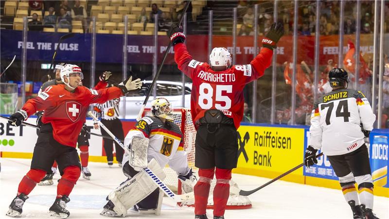 Ein Katastrophen-Drittel: Deutsches Debakel bei Eishockey-WM Die deutsche Abwehr war nicht nur gegen den Schweizer Sven Andrighetto überfordert.