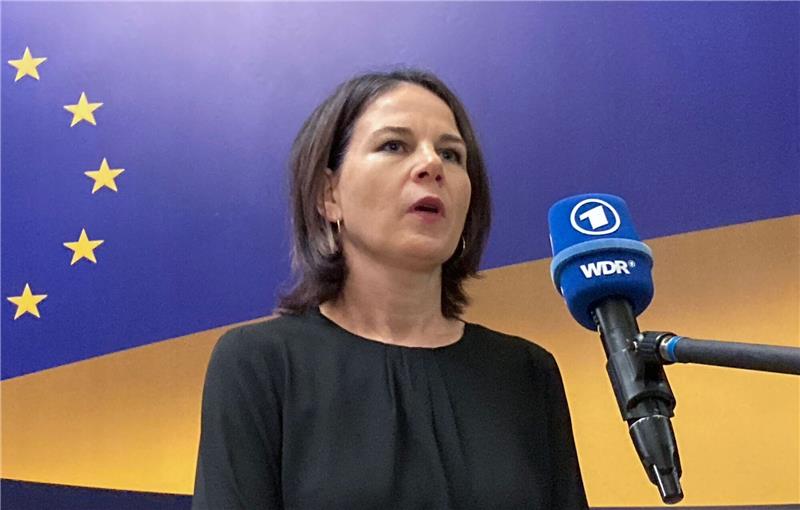 Iranerin im Koma: Baerbock kritisiert Sittenpolizei Die deutsche Außenministerin Annalena Baerbock (Bündnis 90/Grüne) äußerte sich zu dem jüngsten Vorgehen der iranischen Sittenpolizei.