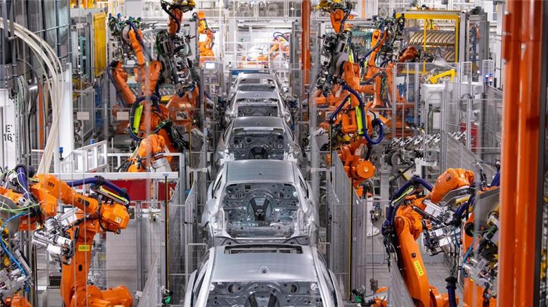 Die deutsche Autoindustrie steckt in der Krise. Schwache Nachfrage, hohe Kosten und neue Konkurrenz aus China drücken auf die Stimmung.