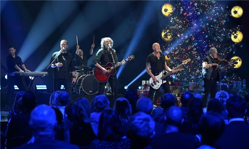Die deutsche Band Santiano steht während der 29. José Carreras Gala  auf der Bühne.