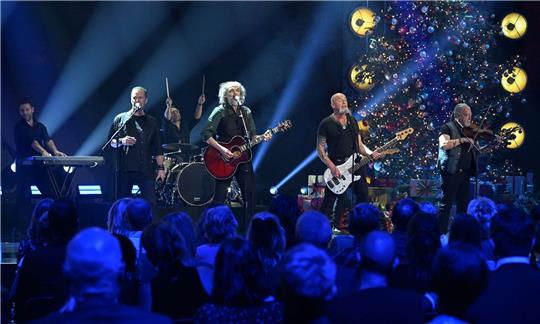 Die deutsche Band Santiano steht während der 29. José Carreras Gala  auf der Bühne.