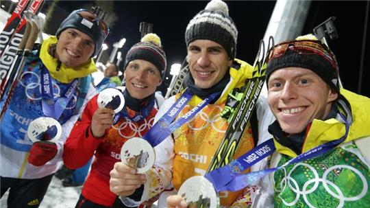 Die deutsche Biathlon-Staffel von Sotschi 2014 bekommt wohl zehn Jahre später doch noch Olympia-Gold.