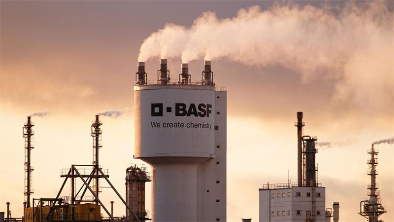 Die deutsche Chemieindustrie ist von der Konjunkturkrise besonders hart getroffen. Nun geht es für einen der wichtigsten deutschen Industriezweige wieder aufwärts - weil der Iran-Krieg die asiatische Konkurrenz noch härter trifft. (Symbolbild)