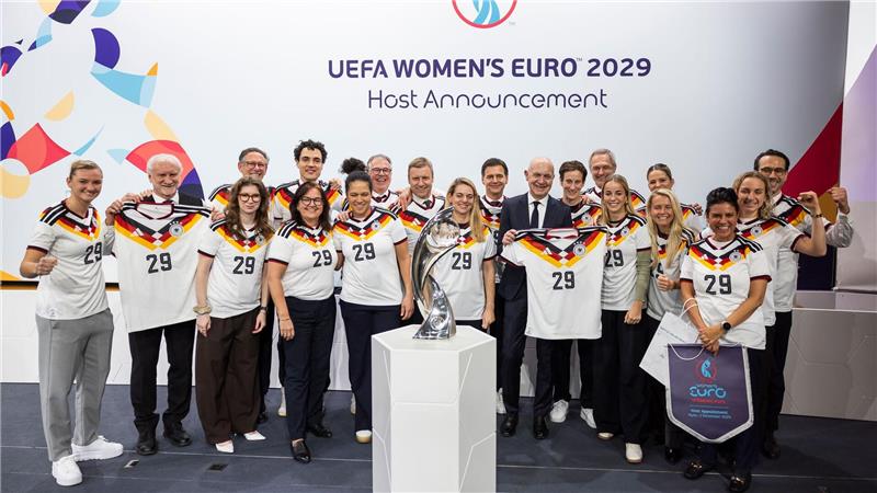 Die deutsche Delegation bejubelt den EM-Zuschlag.