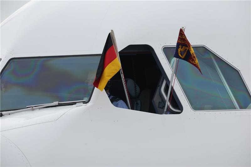 Charles III. und Camilla in Deutschland begrüßt Die deutsche Fahne und die königliche Standarte hängen aus dem Cockpit.