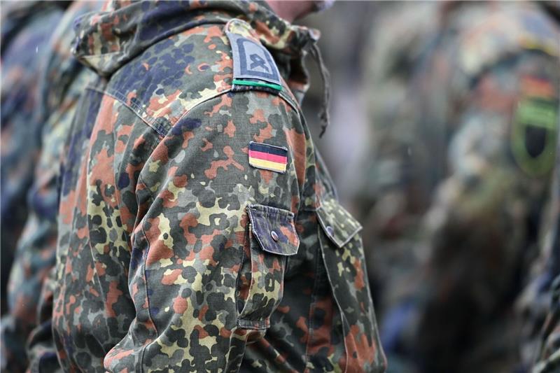 Katastrophenschutz: Landkreis Goslar kooperiert mit der Bundeswehr Die deutsche Flagge an der Uniform eines Soldaten.