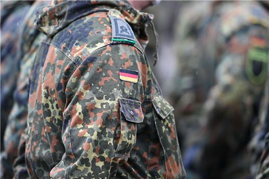 Die deutsche Flagge an der Uniform eines Soldaten.