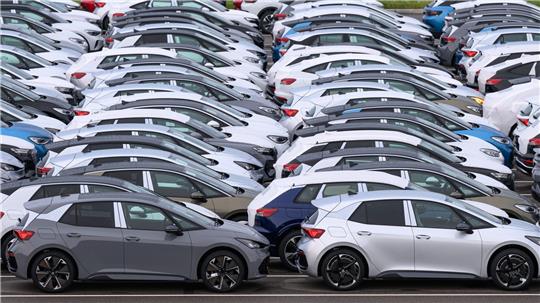 Die deutsche Industrie hat mehr Aufträge bekommen - auch im Autobau (Archivbild)