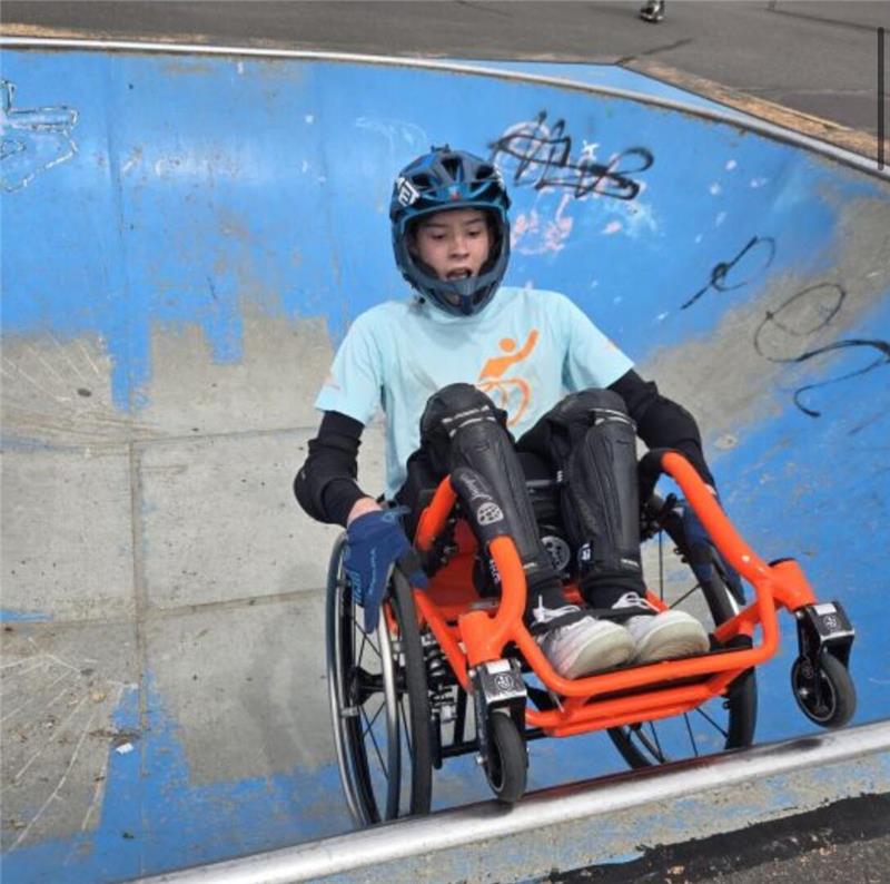 Es ist gut, viele Eisen im Feuer zu haben Die deutsche Meisterschaft im Rollstuhl-Skaten gewinnt Max Dorka sowohl in der Jugend als auch bei den Erwachsenen.