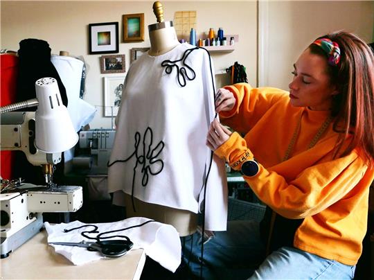 Die deutsche Mode-Schneiderin Janina Klahold setzt bei ihren Produkten auf Nachhaltigkeit.