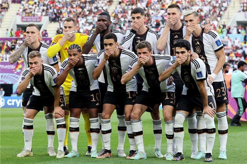 Hand vor den Mund: DFB-Auswahl mit Zeichen gegen FIFA Die deutsche Nationalmannschaft sendete vor dem Japan-Spiel ein Zeichen in die Welt.