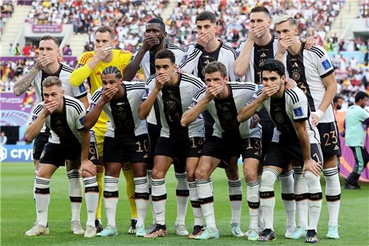 Die deutsche Nationalmannschaft sendete vor dem Japan-Spiel ein Zeichen in die Welt.
