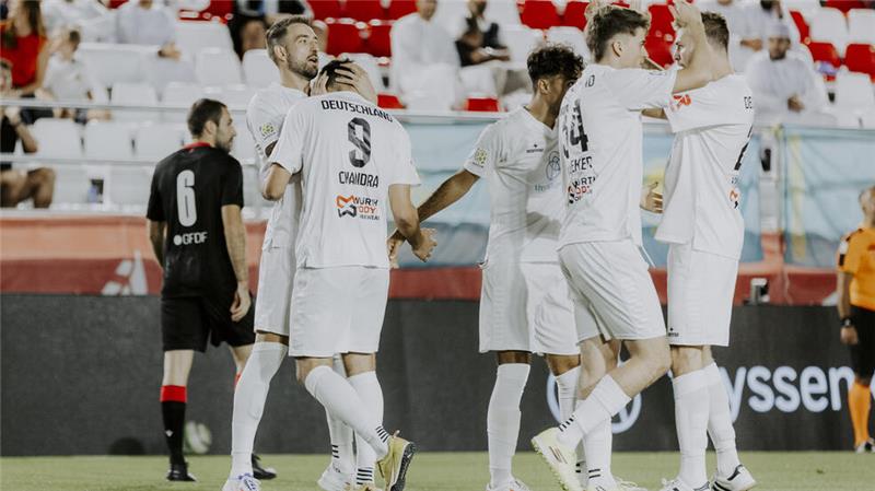 Dicker Absageärger, volle Strafbänke und große Gefühle Die deutsche Nationalmannschaft um Christoph Kramer (r.) hat alle Chancen, das Achtelfinale der Kleinfeld-WM im Oman zu erreichen.