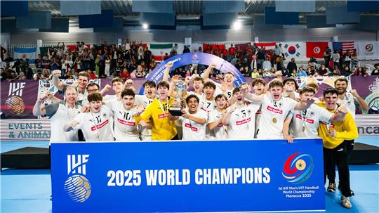 Die deutsche U17-Handballnationalmannschaft feiert ihren Weltmeistertitel.