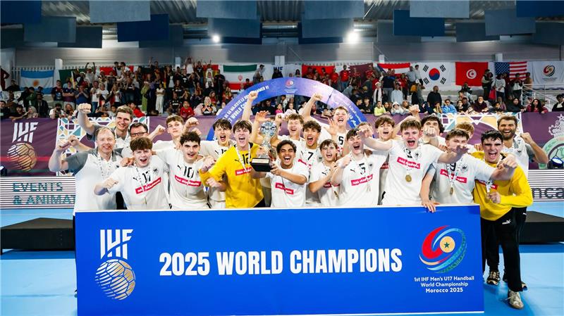 Die deutsche U17-Handballnationalmannschaft feiert ihren Weltmeistertitel.