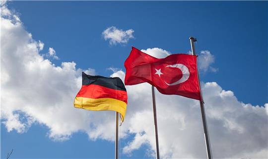 Die deutsche und die türkische Flagge sind vor einer Moschee zu sehen. Die Bundesregierung will die Ausbildung zusätzlicher Imame im Inland finanziell fördern.