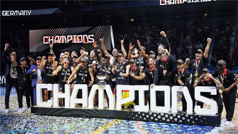 Gold in Riga: Basketballer erobern EM-Titel Die deutschen Basketballer feiern den EM-Titel.