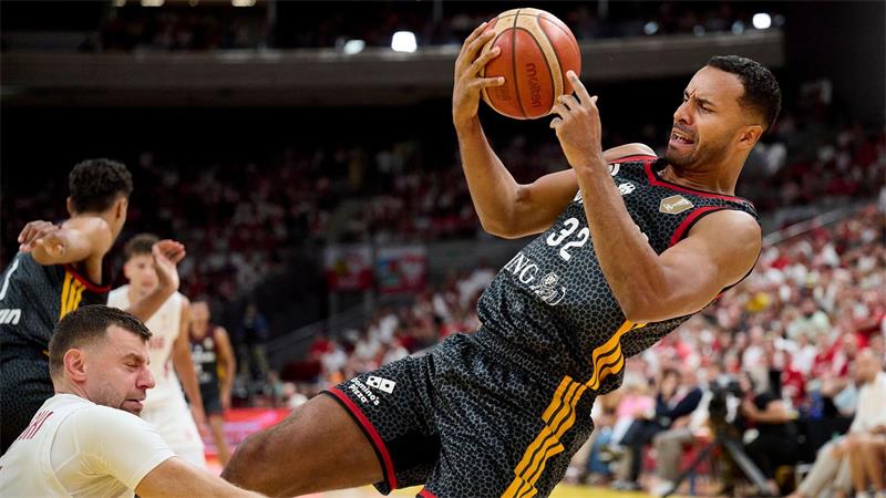 Der Sport am Wochenende: Elversberg-Jubel und Hockey-Gold Die deutschen Basketballer um Johannes Thiemann hatten im Spiel gegen Polen große Probleme.