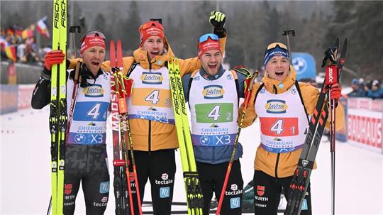 Die deutschen Biathleten freuen sich über den ersten Staffelpodestplatz des Winters.