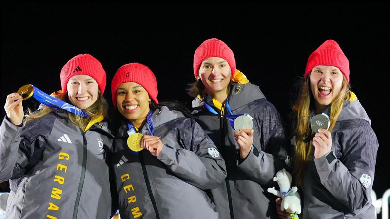 Die deutschen Bobfahrerinnen bejubeln ihren Doppelerfolg.