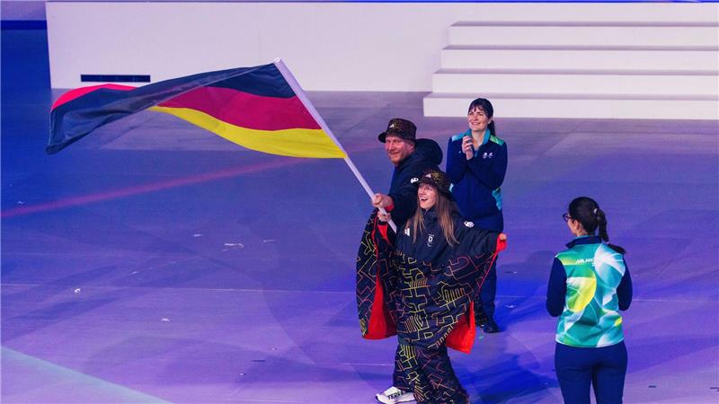 Die deutschen Fahnenträger Christoph Schmiedt und Andrea Rothfuss. 