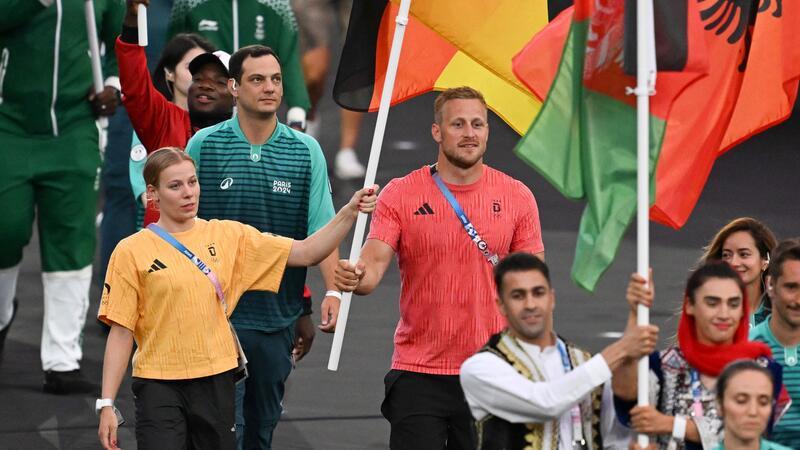 „Spiele einer neuen Ära“: Paris sagt au revoir Die deutschen Fahnenträger Laura Lindemann und Max Rendschmidt.