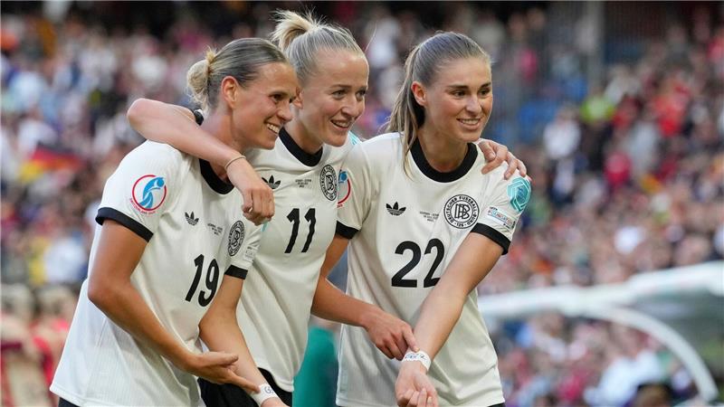Die deutschen Fußballerinnen erinnern an ihre verletzte Kapitänin Giulia Gwinn.