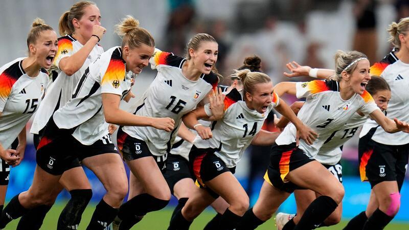 Dank Keeperin Berger: Fußballerinnen im Olympia-Halbfinale Die deutschen Fußballerinnen jubeln über ihren Sieg im Elfmeterschießen.