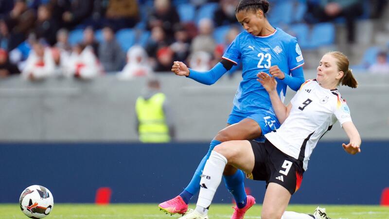„Wachrüttler“ für DFB-Frauen: Hrubesch bleibt gefasst Die deutschen Fußballerinnen um Sjoeke Nüsken (r) unterlagen in Island.