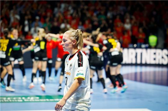 Die deutschen Handball-Frauen um Jenny Behrend verloren gegen Montenegro.