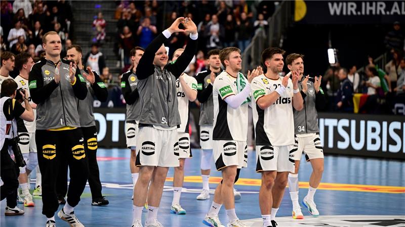 Die deutschen Handballer bedankten sich nach dem Sieg gegen Kroatien für die Unterstützung der Fans.