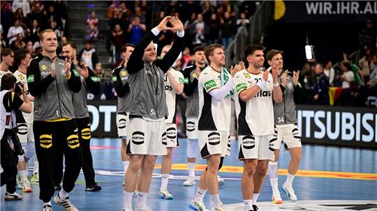 Die deutschen Handballer bedankten sich nach dem Sieg gegen Kroatien für die Unterstützung der Fans.