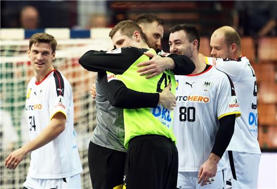 Die deutschen Handballer feiern den Sieg gegen Argentinien.