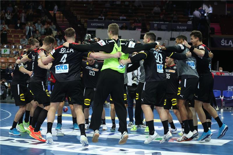Die deutschen Handballer feiern den Sieg gegen Serbien.