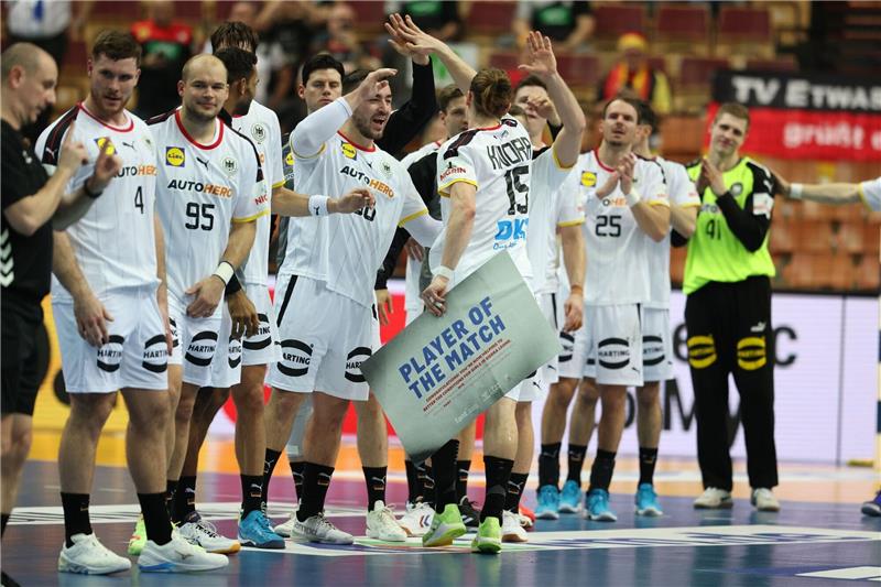 Handballer vor „Wahnsinnsspiel” - Warnung vom Kapitän Die deutschen Handballer jubeln nach dem Sieg gegen Katar.