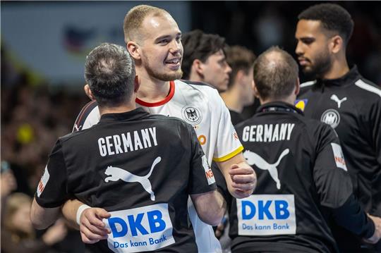 Die deutschen Handballer um Tim Zechel (M.) gewannen gegen Spanien.